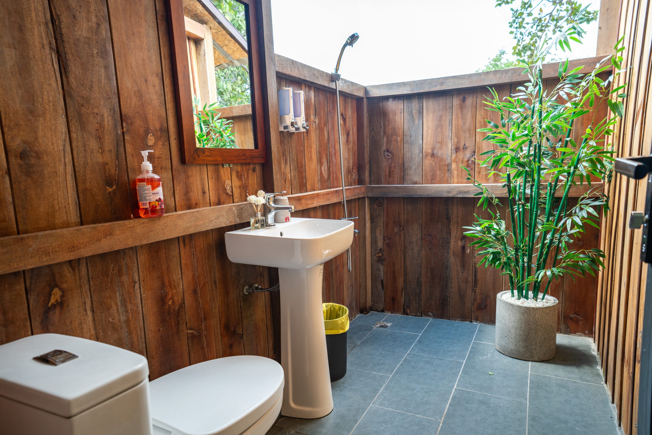 Treehouse - outdoor bathroom